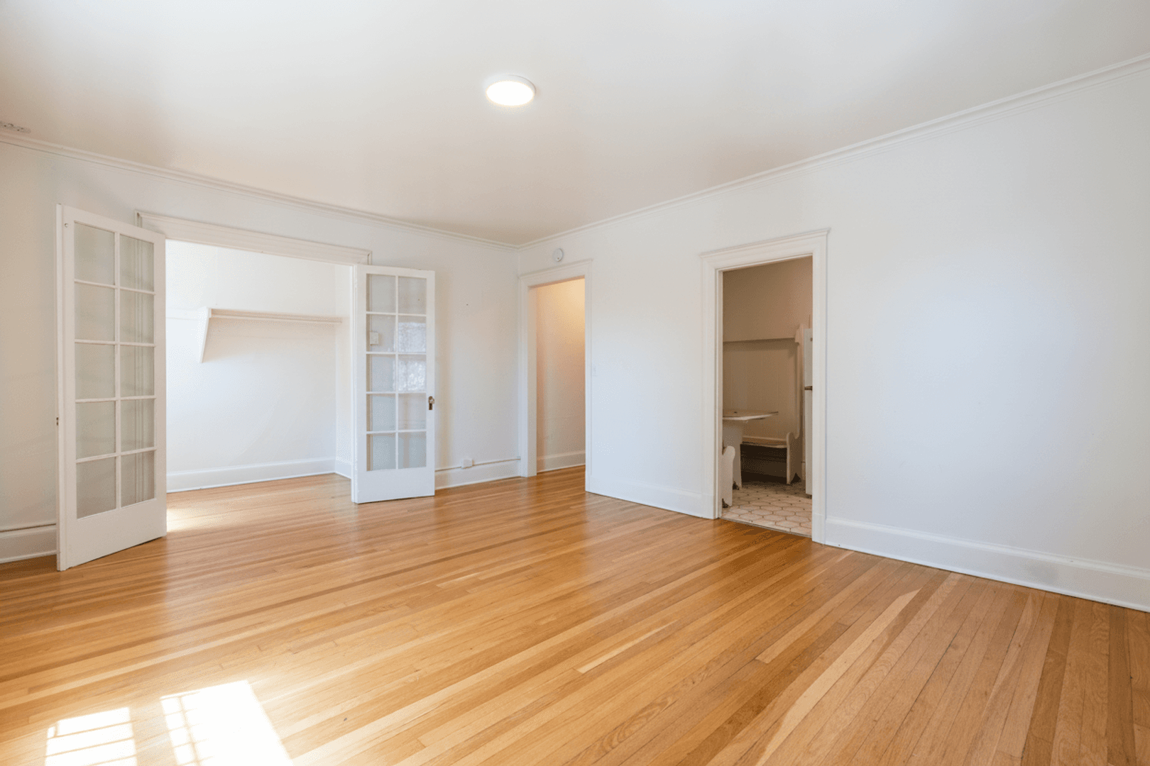Seattle Apartment: 4210 Brooklyn Ave NE