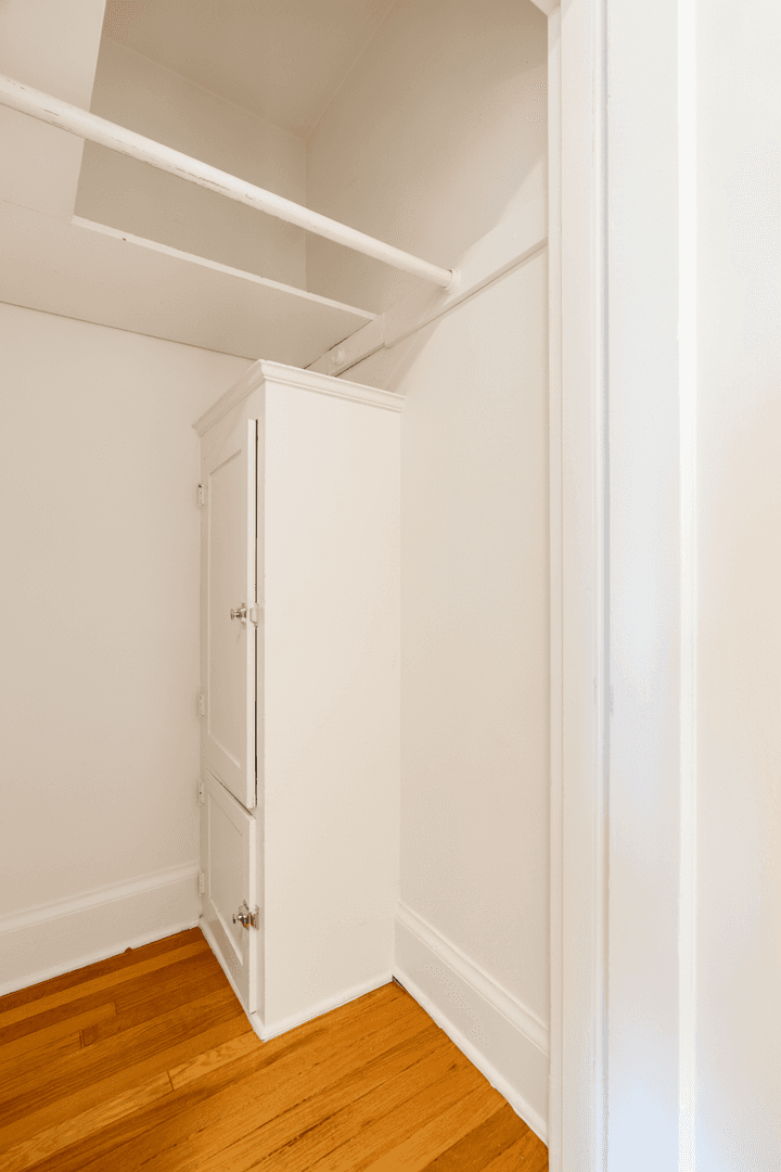 Seattle Apartment: 4210 Brooklyn Ave NE