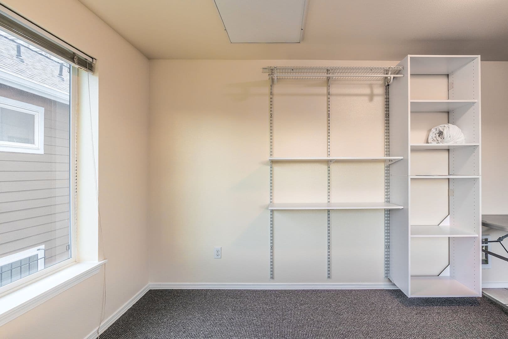 Seattle Apartment: 310 17th Ave S
