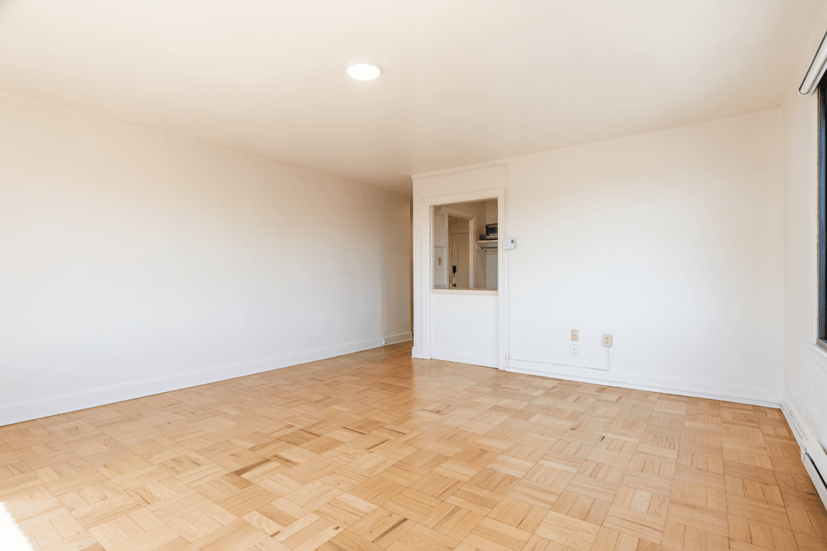 Seattle Apartment: 1305 NE 43rd St
