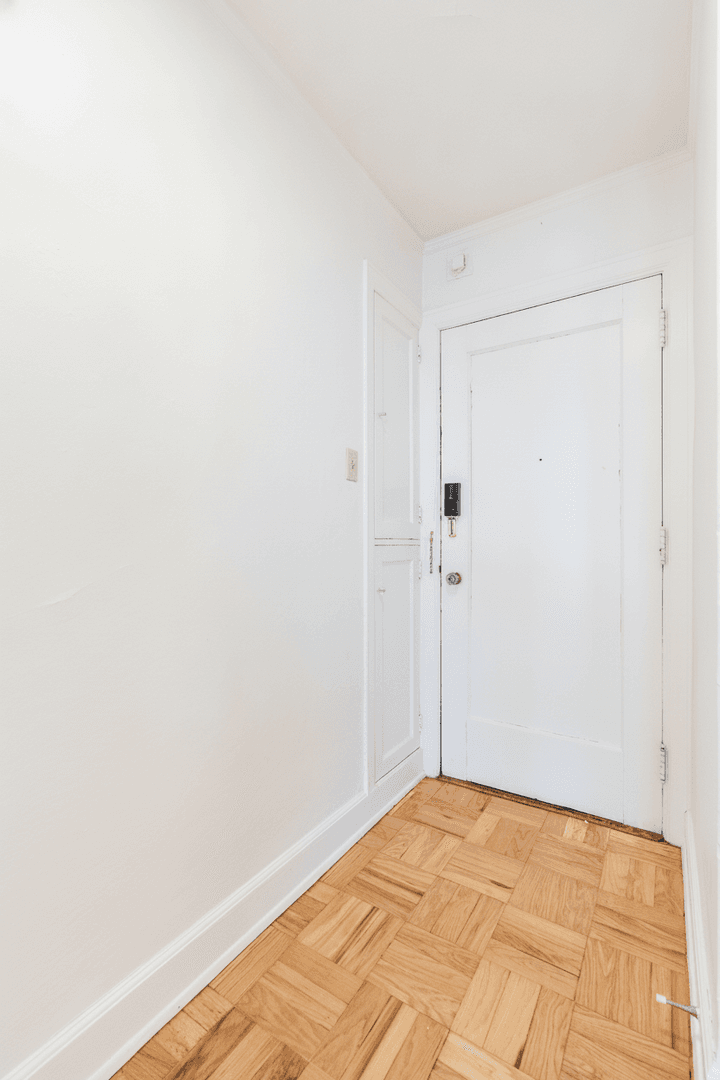 Seattle Apartment: 1305 NE 43rd St