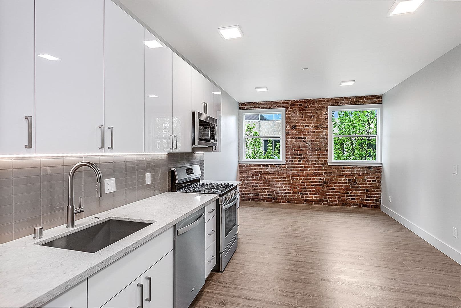 Seattle Apartment: 423 Terry Ave