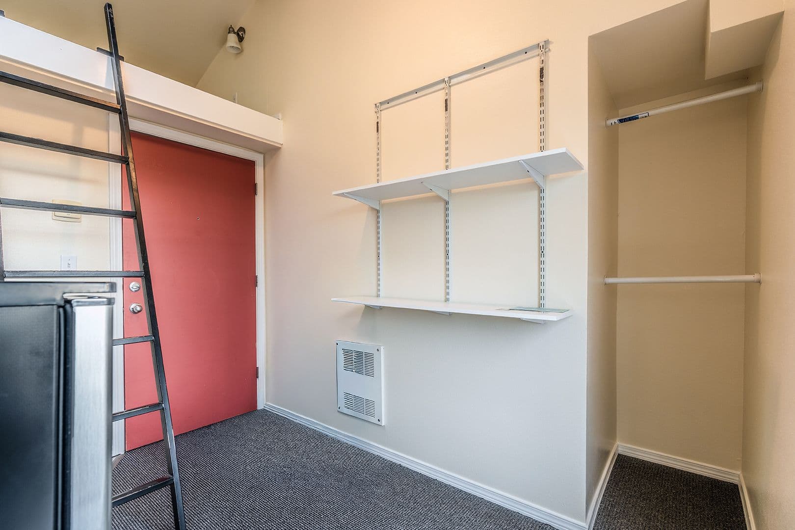 Seattle Apartment: 310 17th Ave S