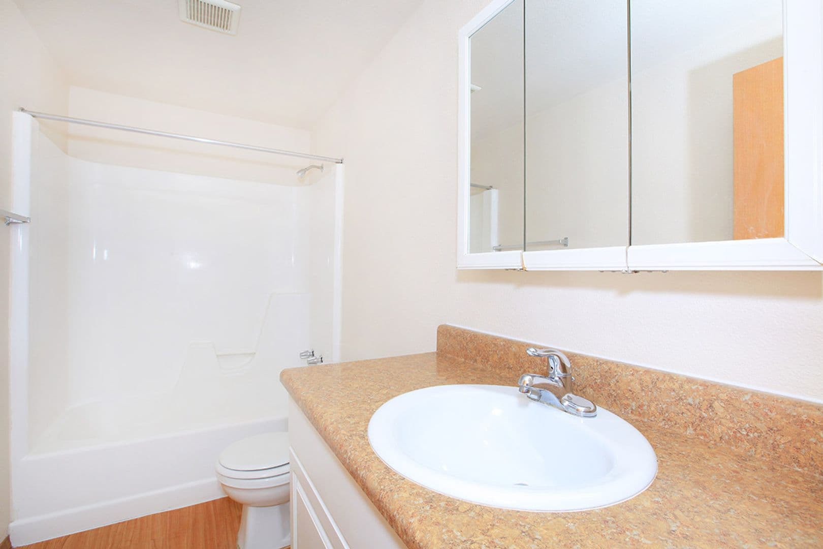 Kennewick Apartment: 1001 W 4th Ave