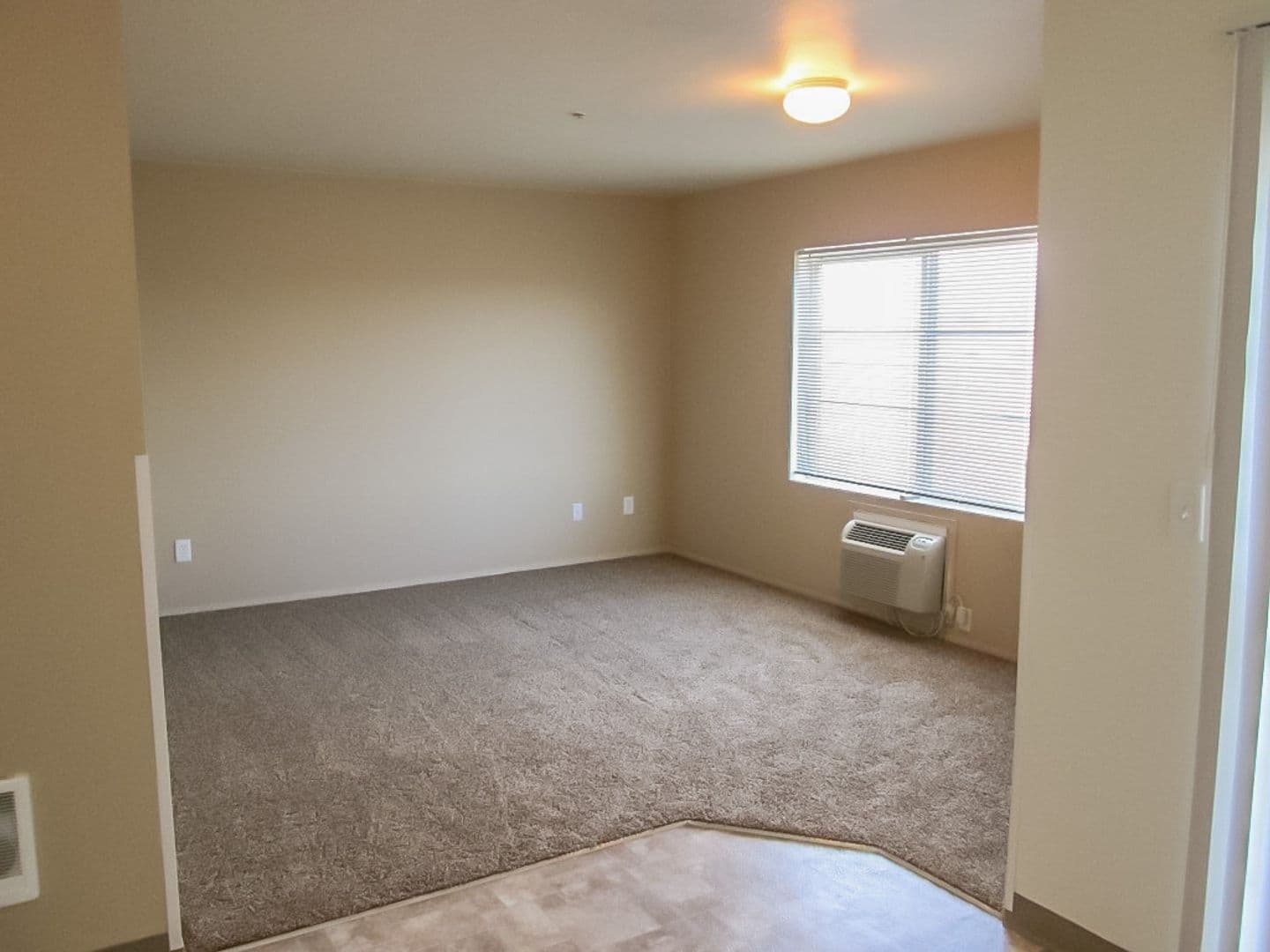 Kennewick Apartment: 1000 W 5th Ave