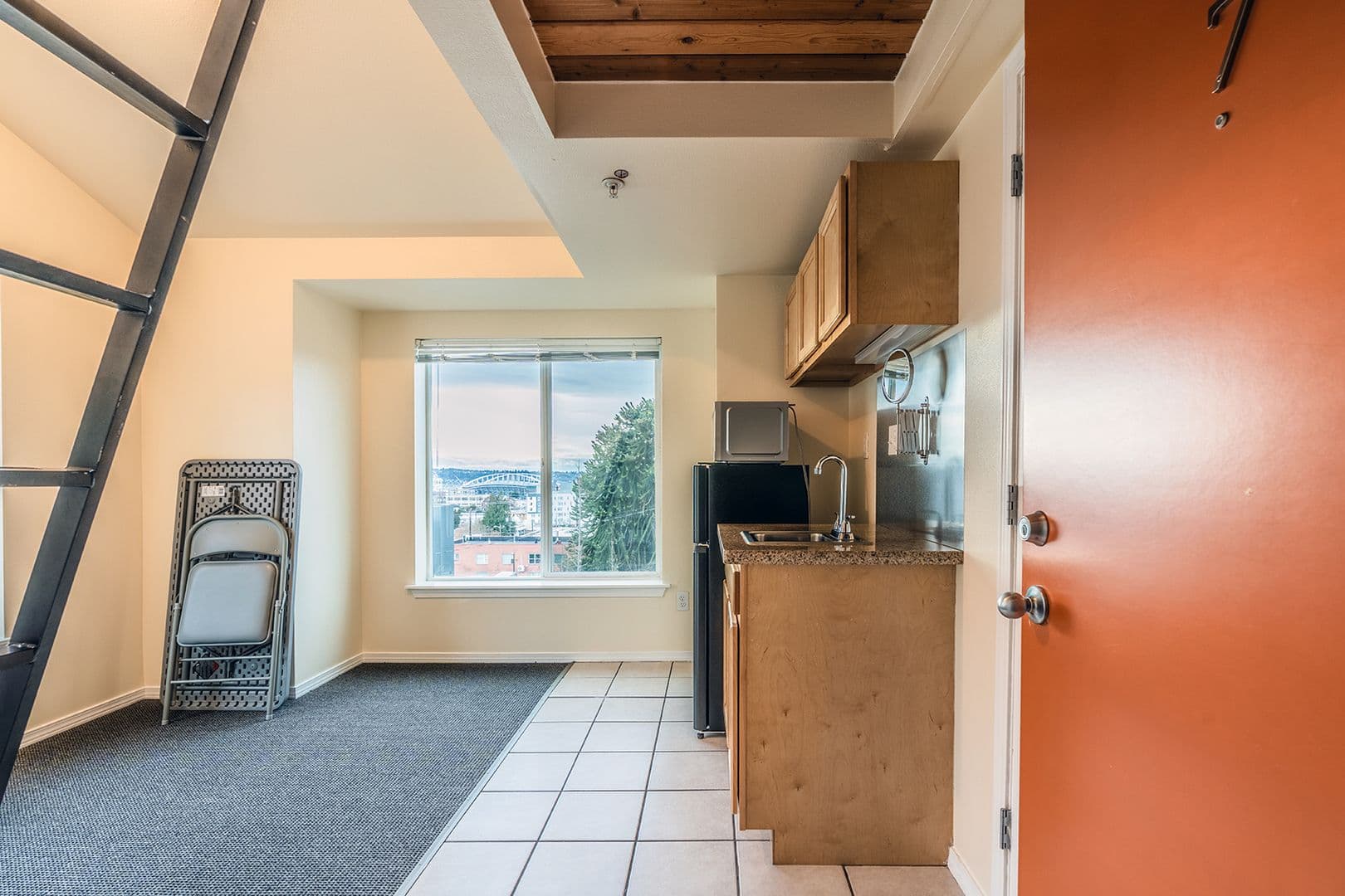 Seattle Apartment: 310 17th Ave S