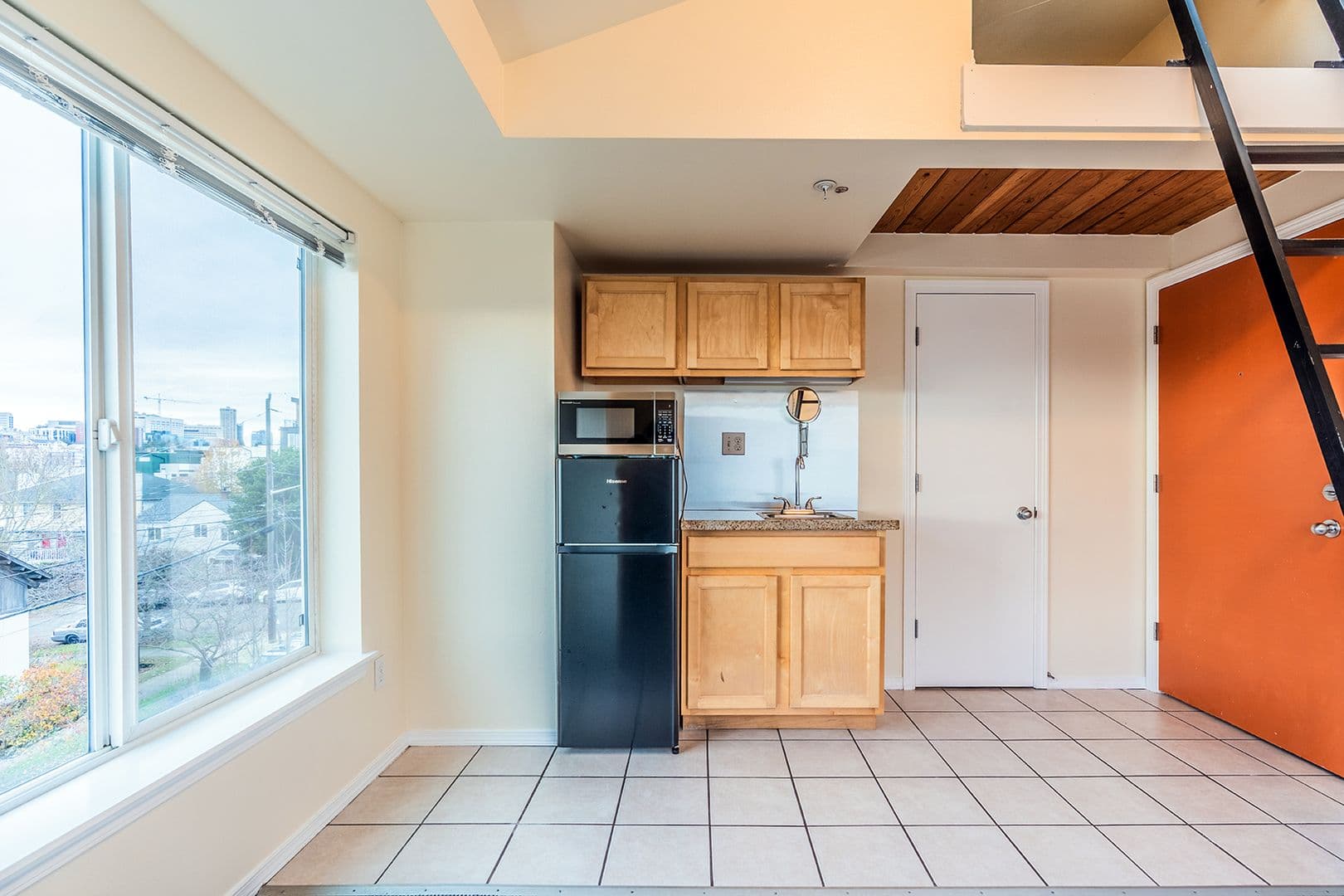 Seattle Apartment: 310 17th Ave S