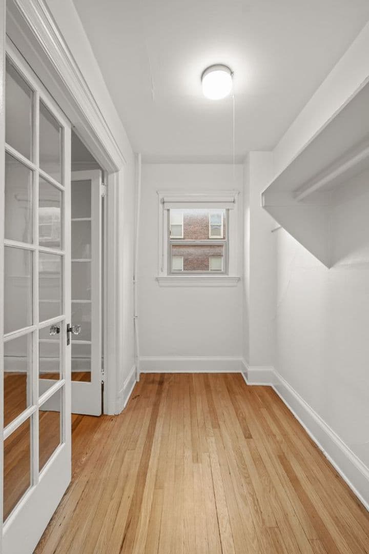 Seattle Apartment: 4210 Brooklyn Ave NE