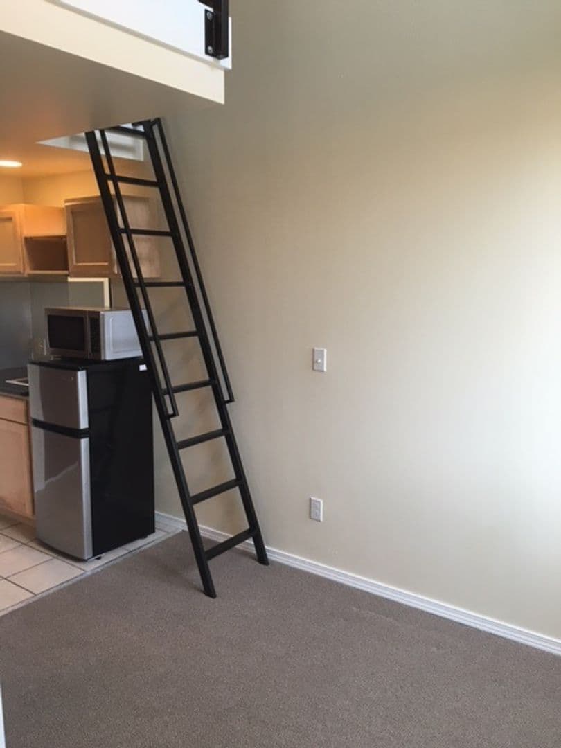 Seattle Apartment: 151 12th Ave