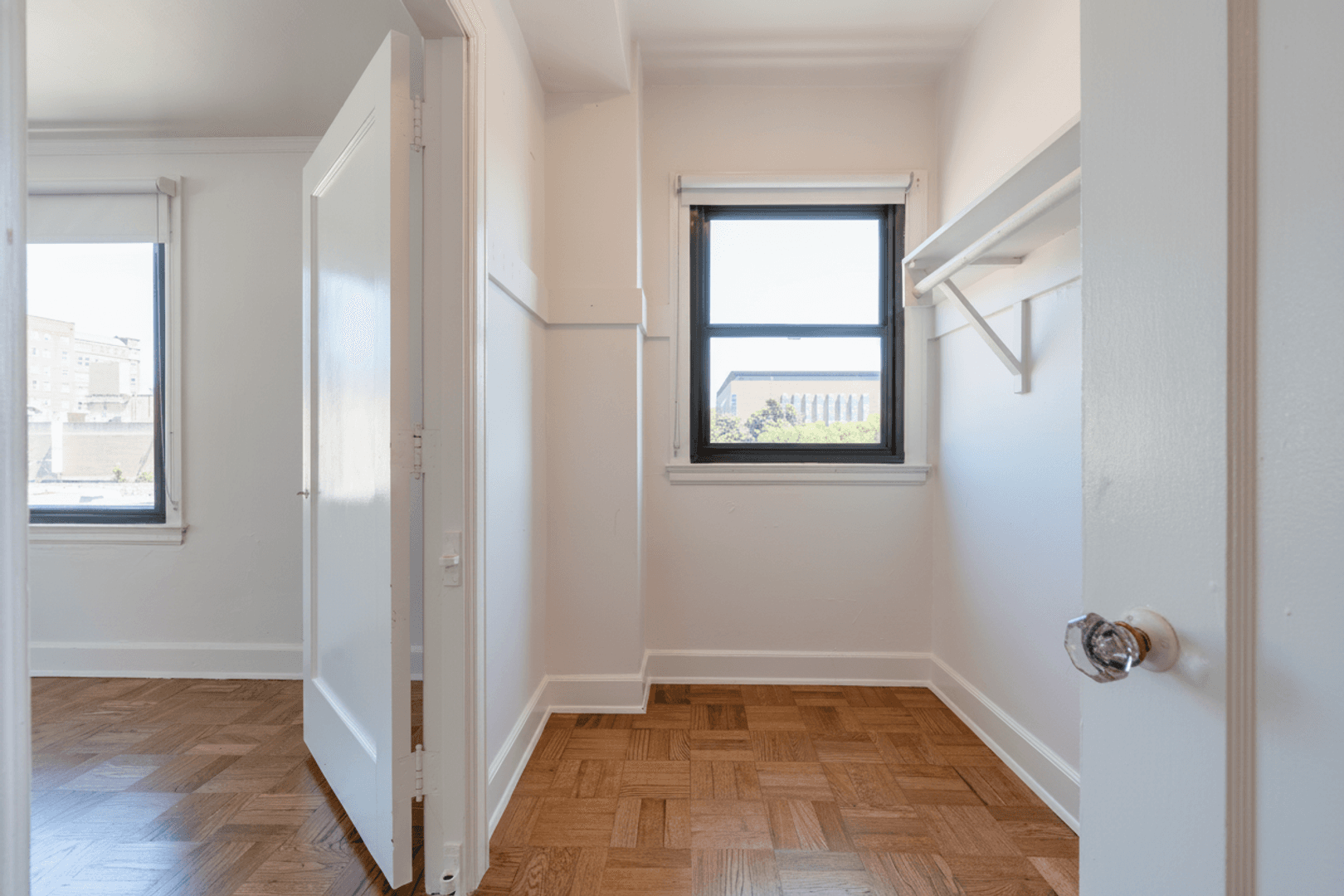 Seattle Apartment: 1305 NE 43rd St