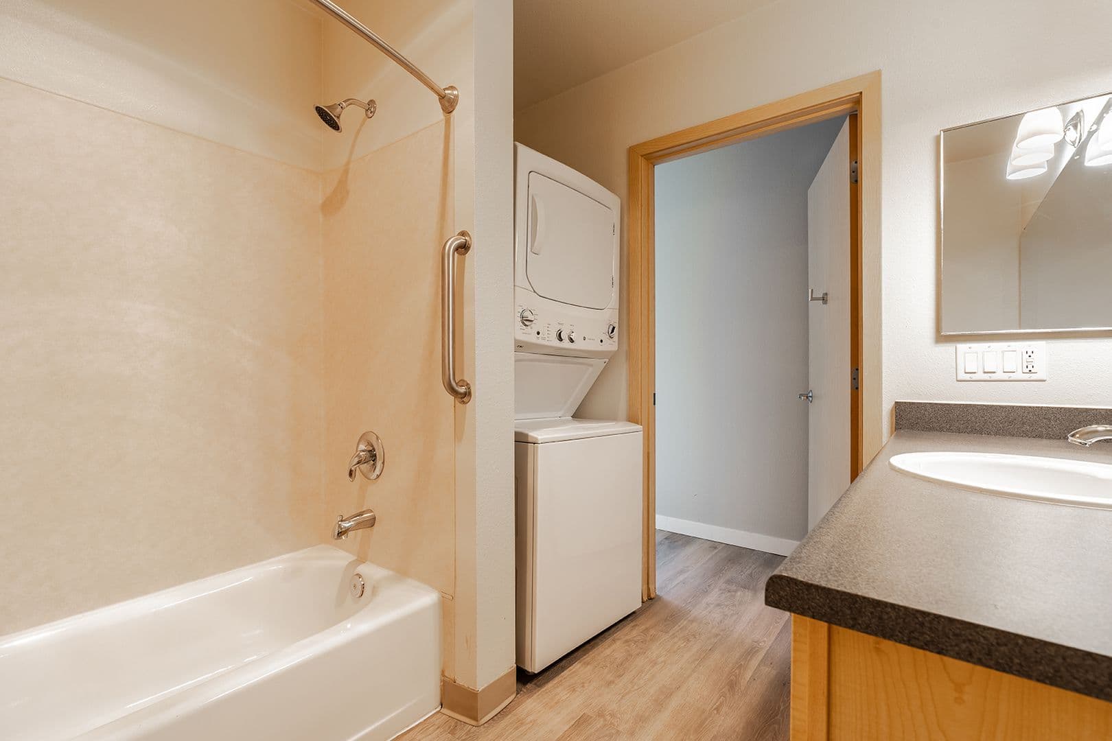 Seattle Apartment: 402 22nd Ave S