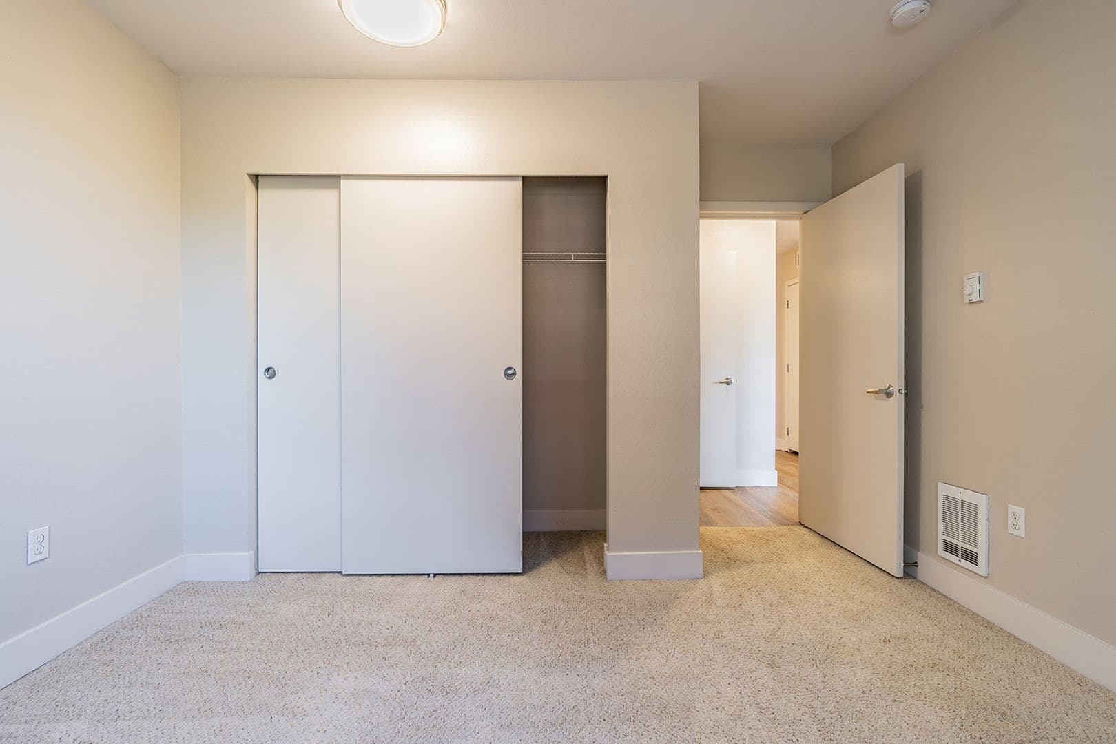 Seattle Apartment: 402 22nd Ave S