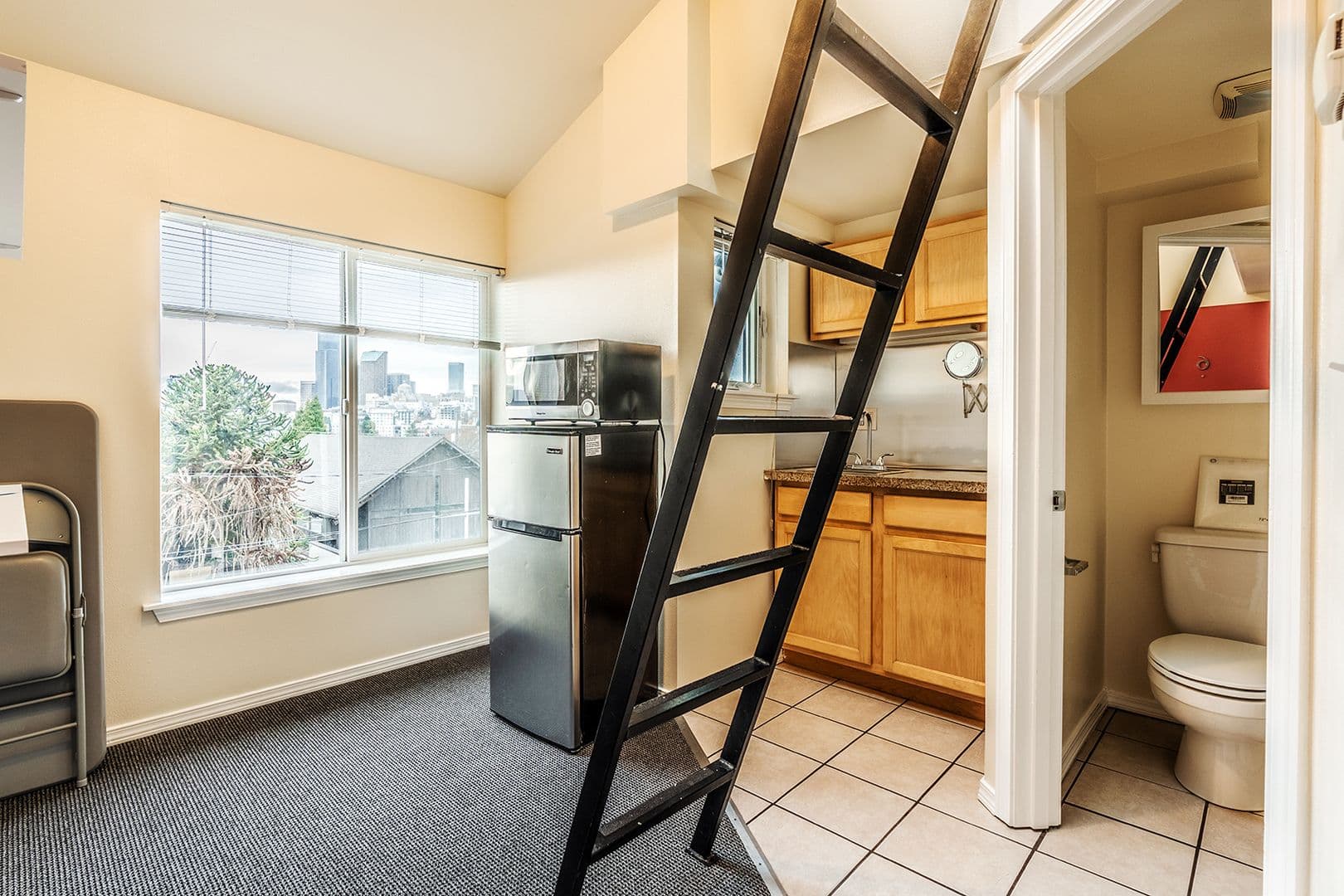 Seattle Apartment: 310 17th Ave S