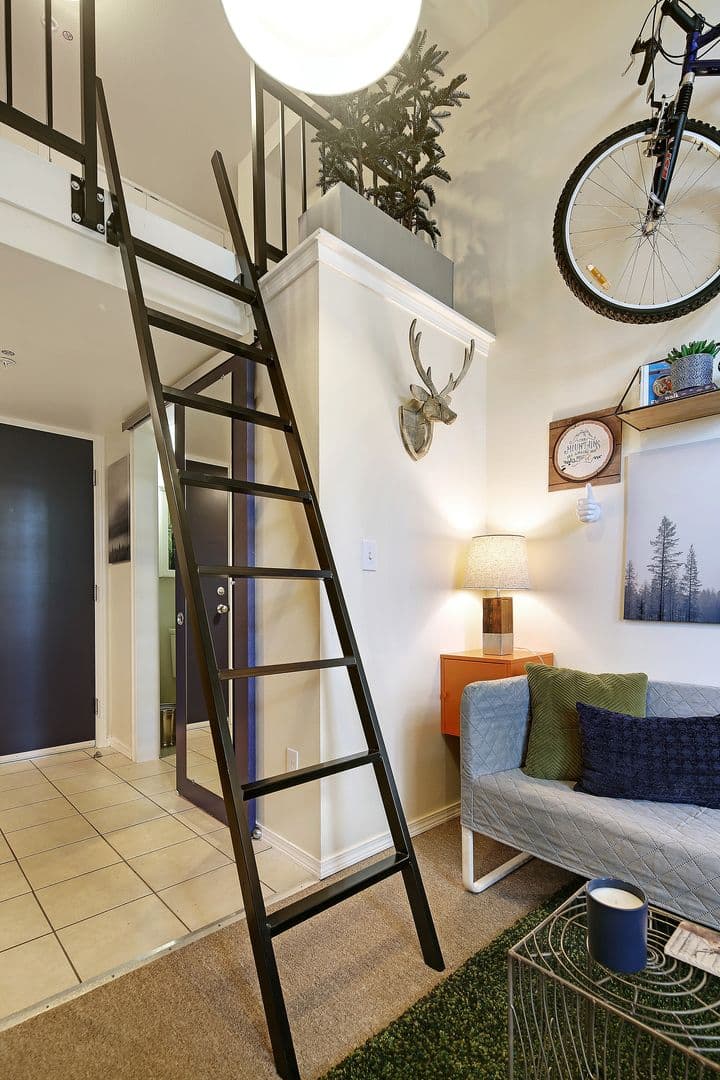 Seattle Apartment: 4036 8th Ave NE