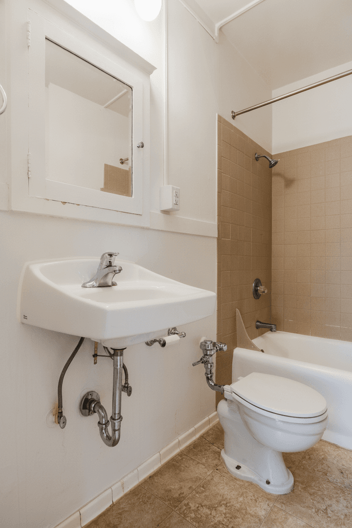Seattle Apartment: 4210 Brooklyn Ave NE