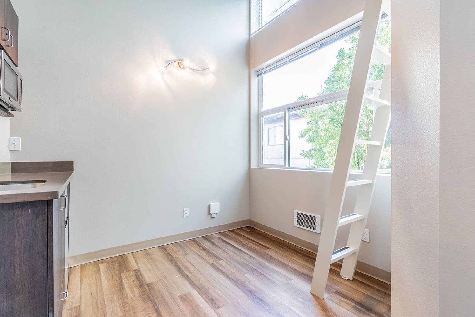 Seattle Apartment: 1715 NW 58th St