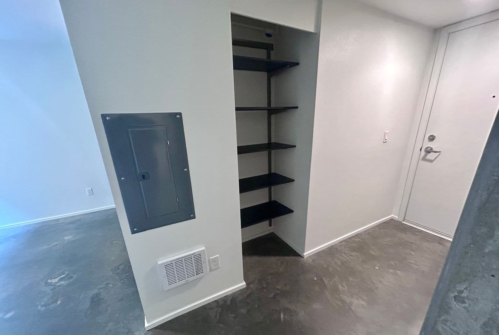 Seattle Apartment: 1103 Summit Ave