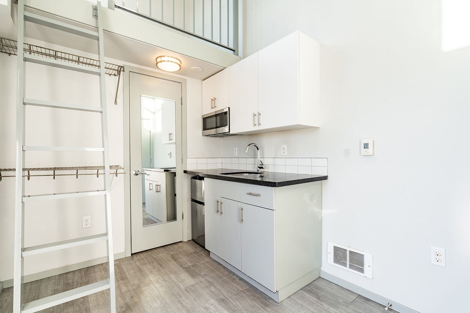 Seattle Apartment: 3266 SW Avalon Way