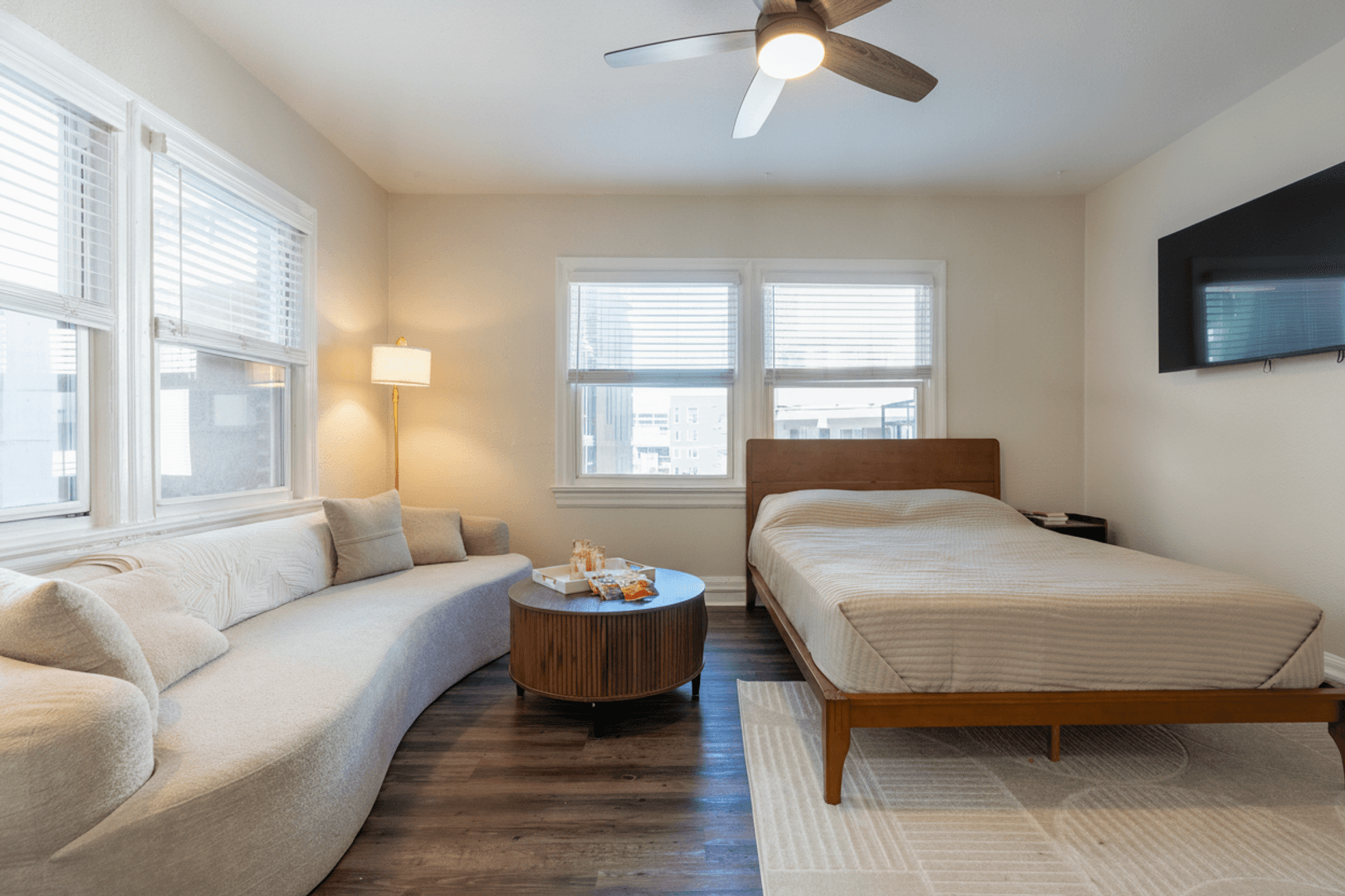 Seattle Apartment: 527 Eastlake Ave E