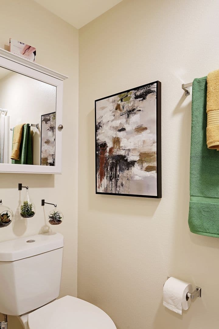 Seattle Apartment: 2320 E Madison St