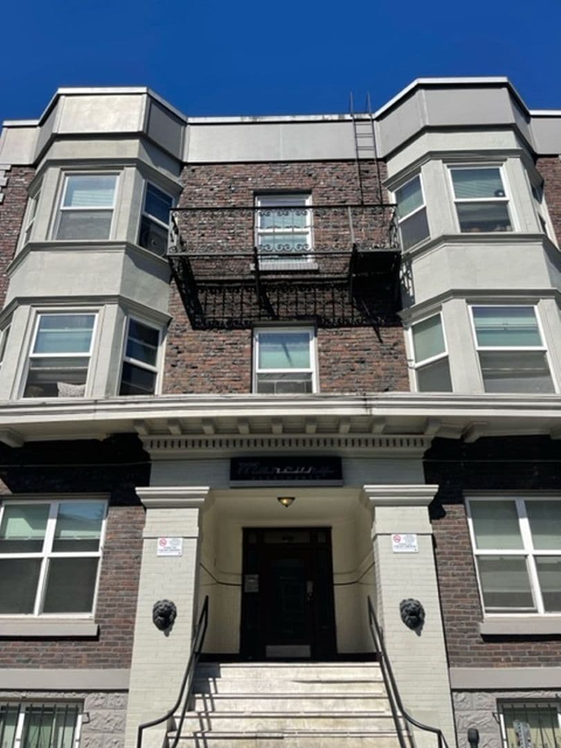 Seattle Apartment: 1723 Summit Ave