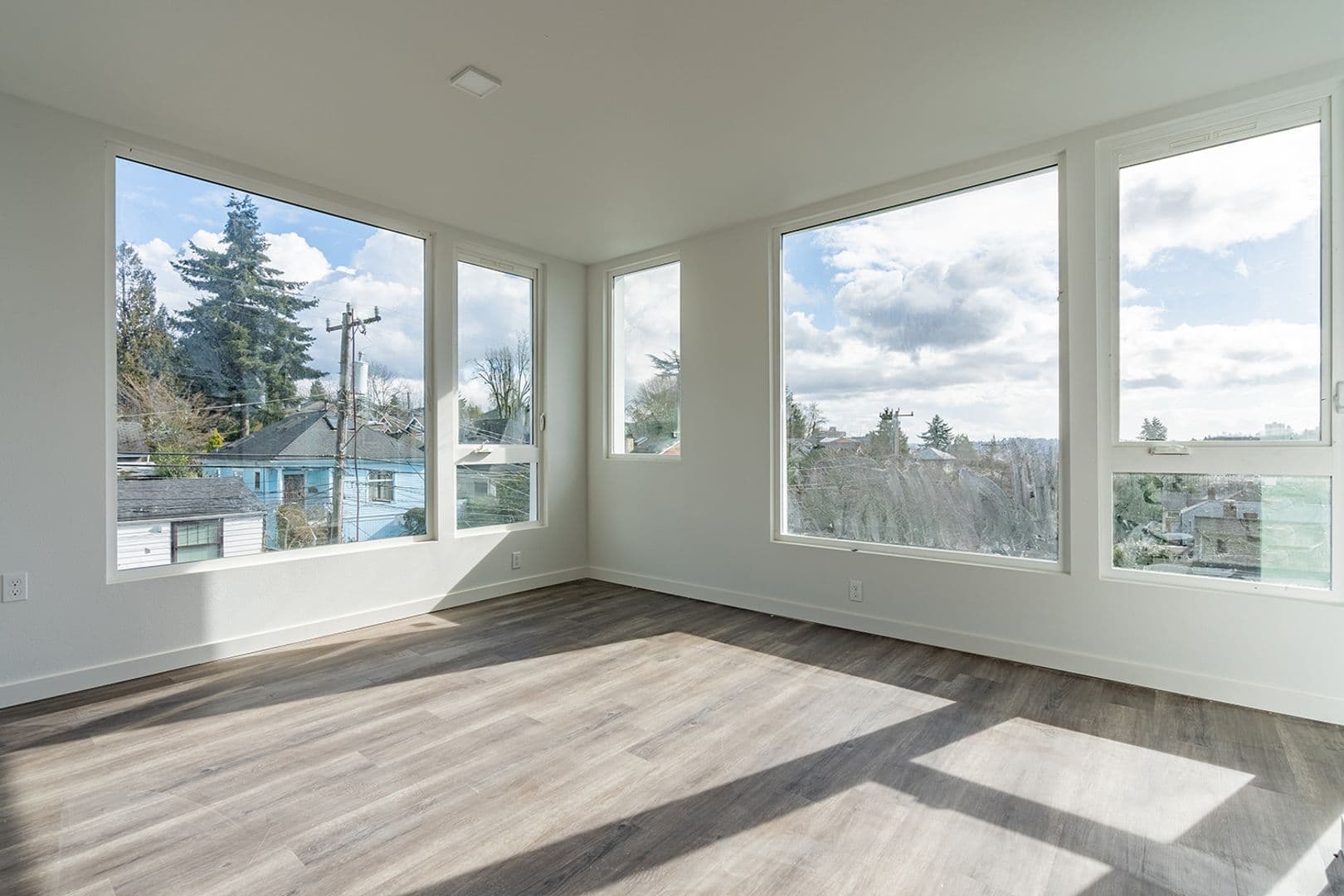 Seattle Apartment: 355 15th Ave