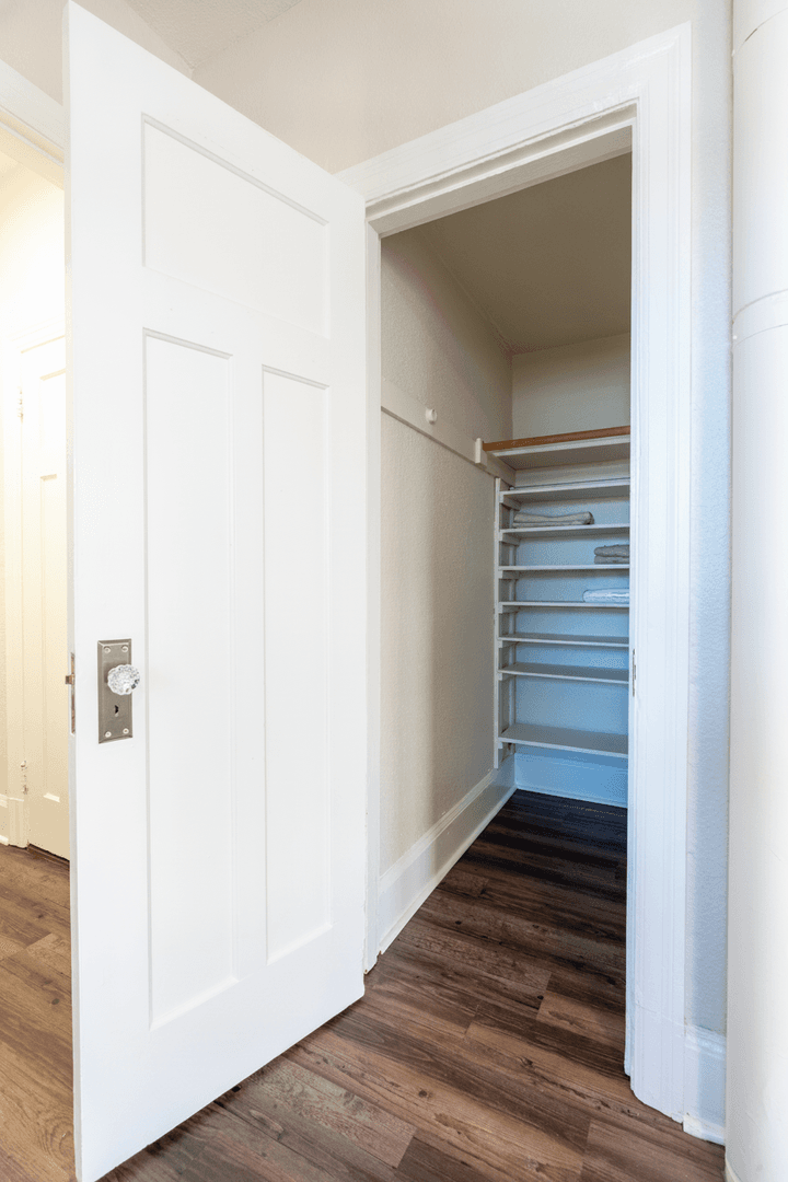 Seattle Apartment: 527 Eastlake Ave E