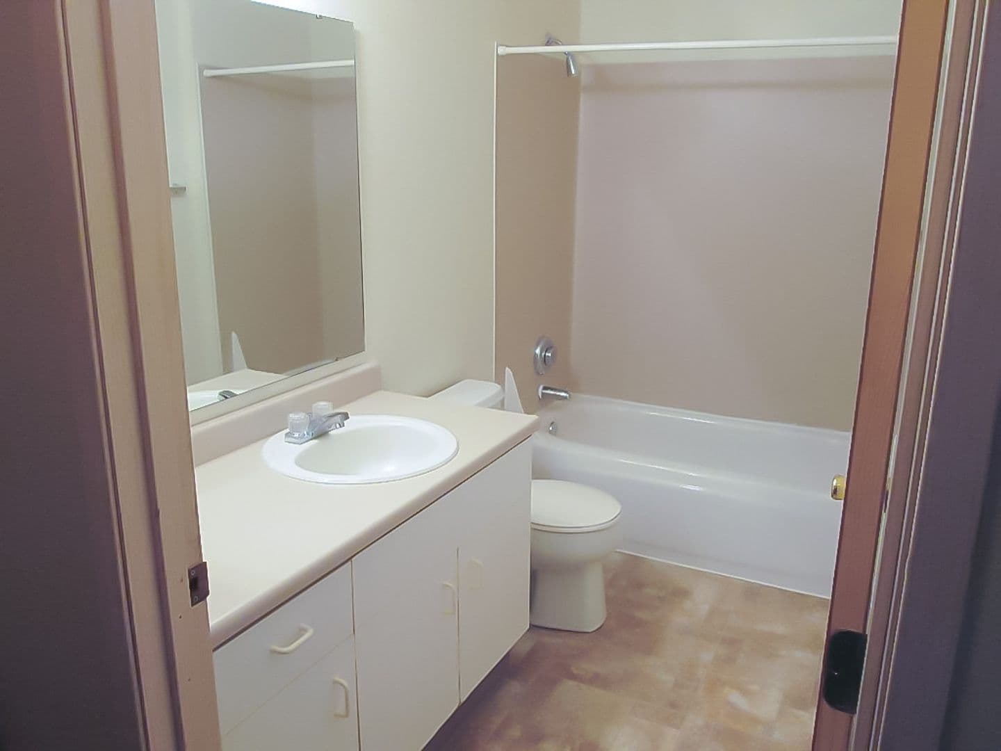 Kennewick Apartment: 1000 W 5th Ave