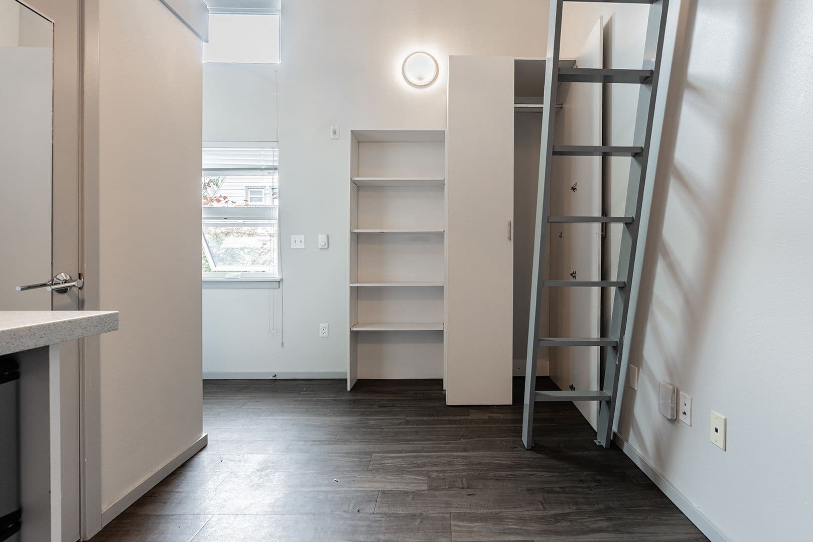 Seattle Apartment: 422 11th Ave E