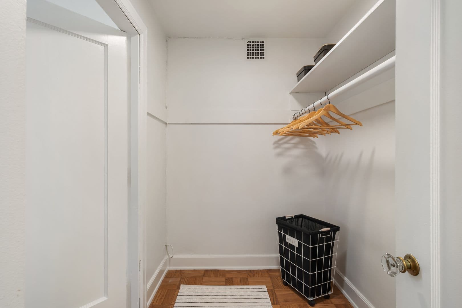 Seattle Apartment: 1305 NE 43rd St