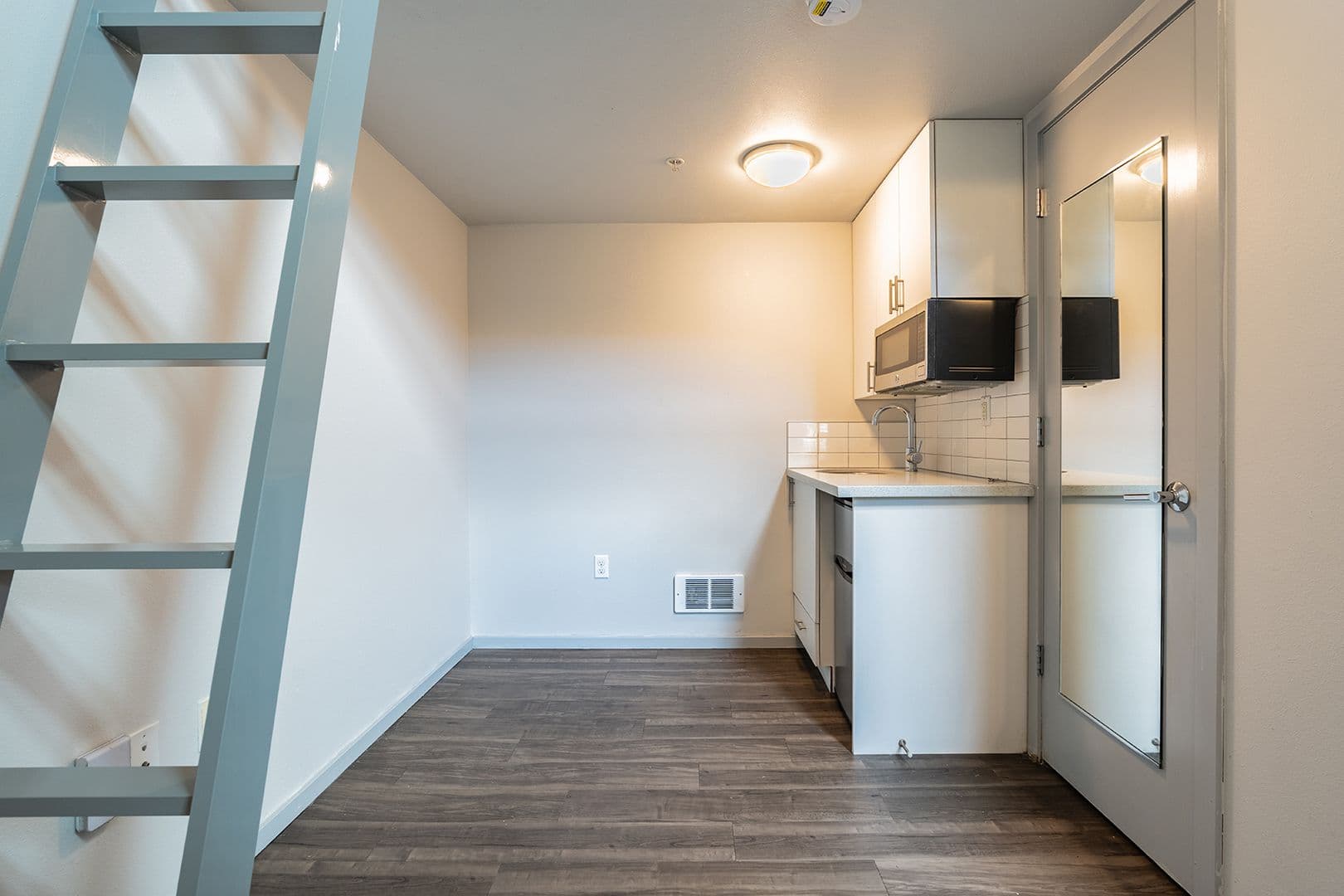 Seattle Apartment: 422 11th Ave E