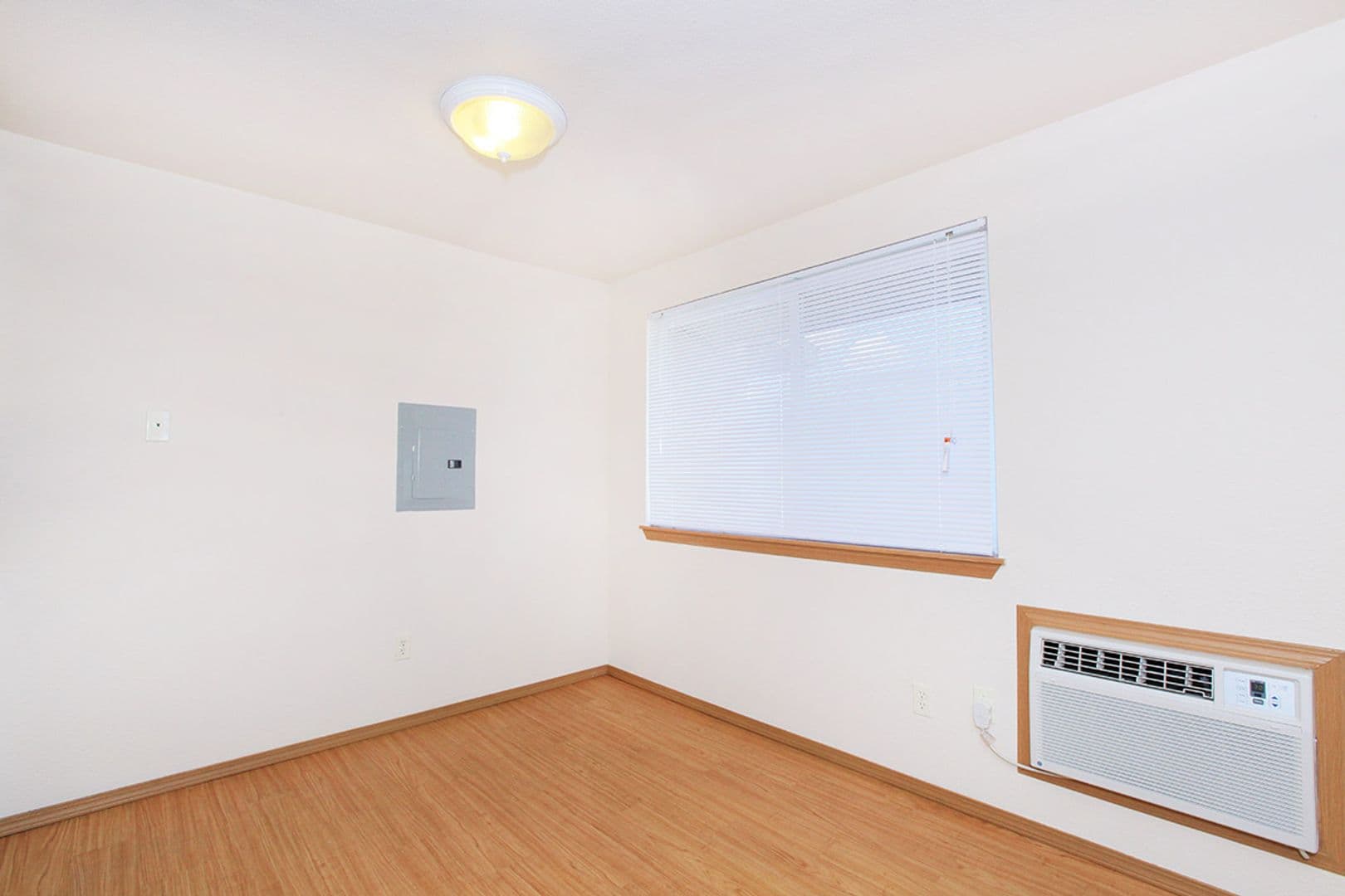 Kennewick Apartment: 1001 W 4th Ave