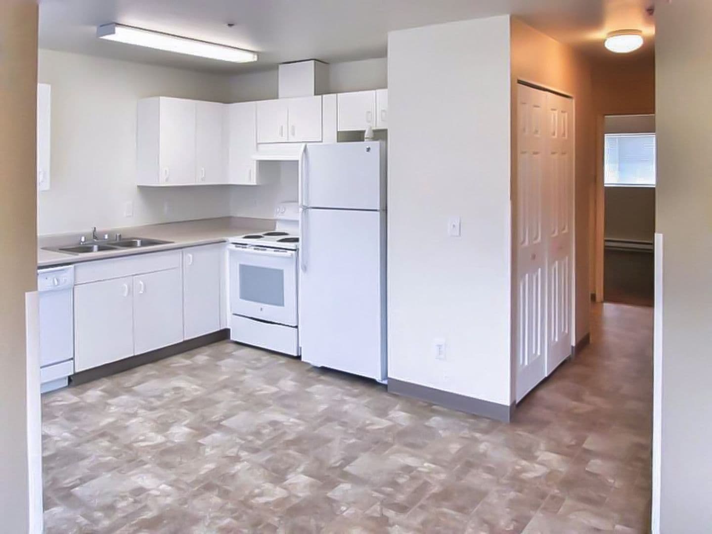 Kennewick Apartment: 1000 W 5th Ave