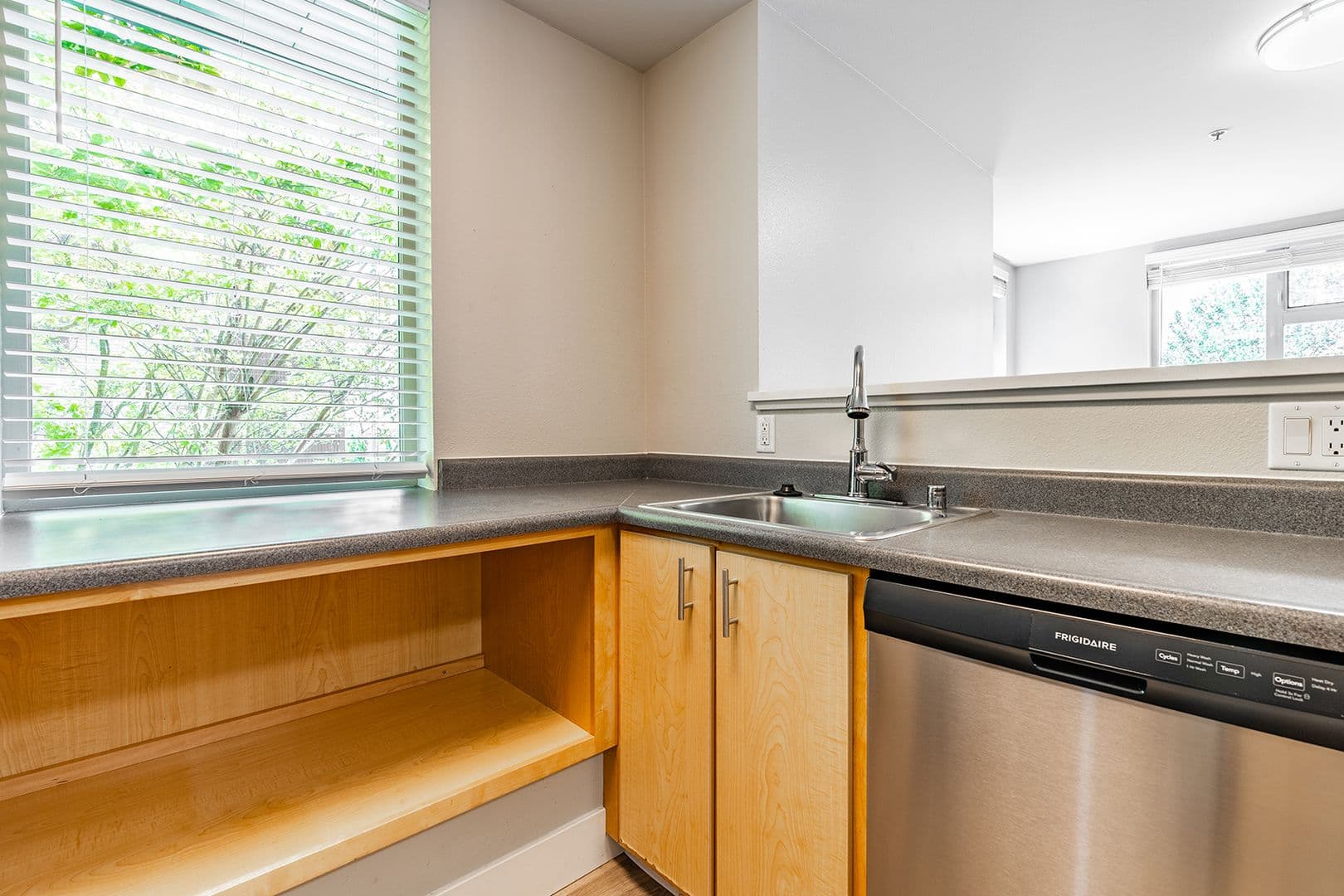 Seattle Apartment: 402 22nd Ave S