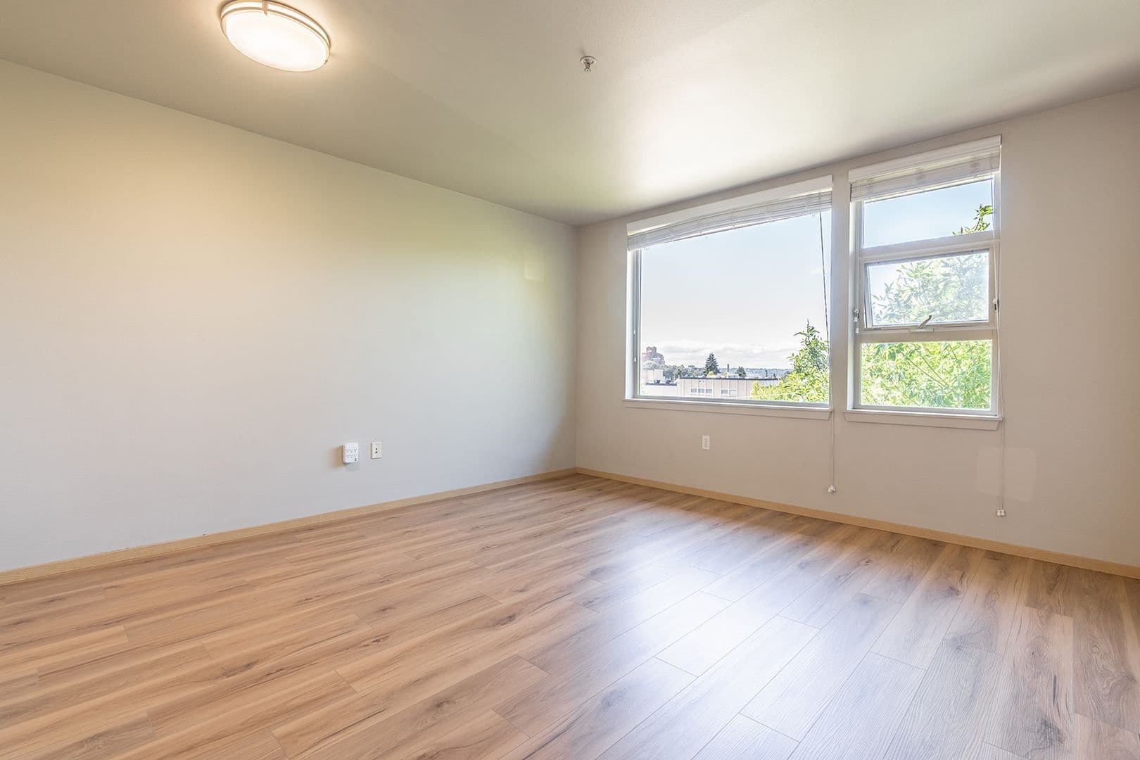 Seattle Apartment: 402 22nd Ave S