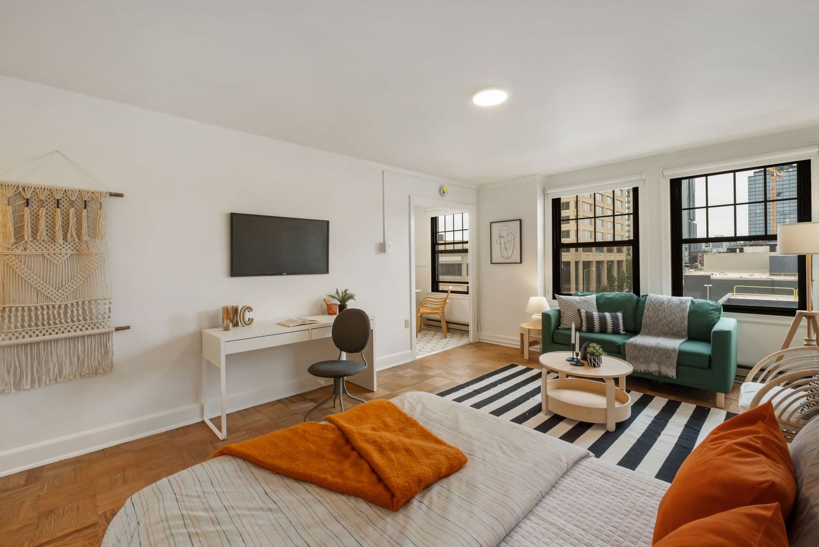 Seattle Apartment: 1305 NE 43rd St