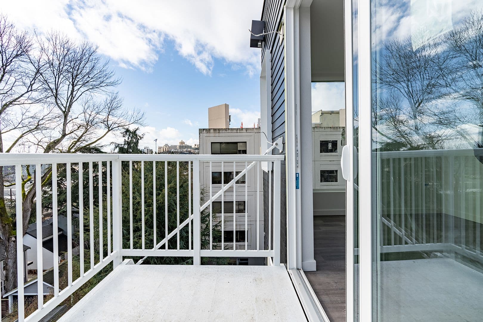 Seattle Apartment: 355 15th Ave