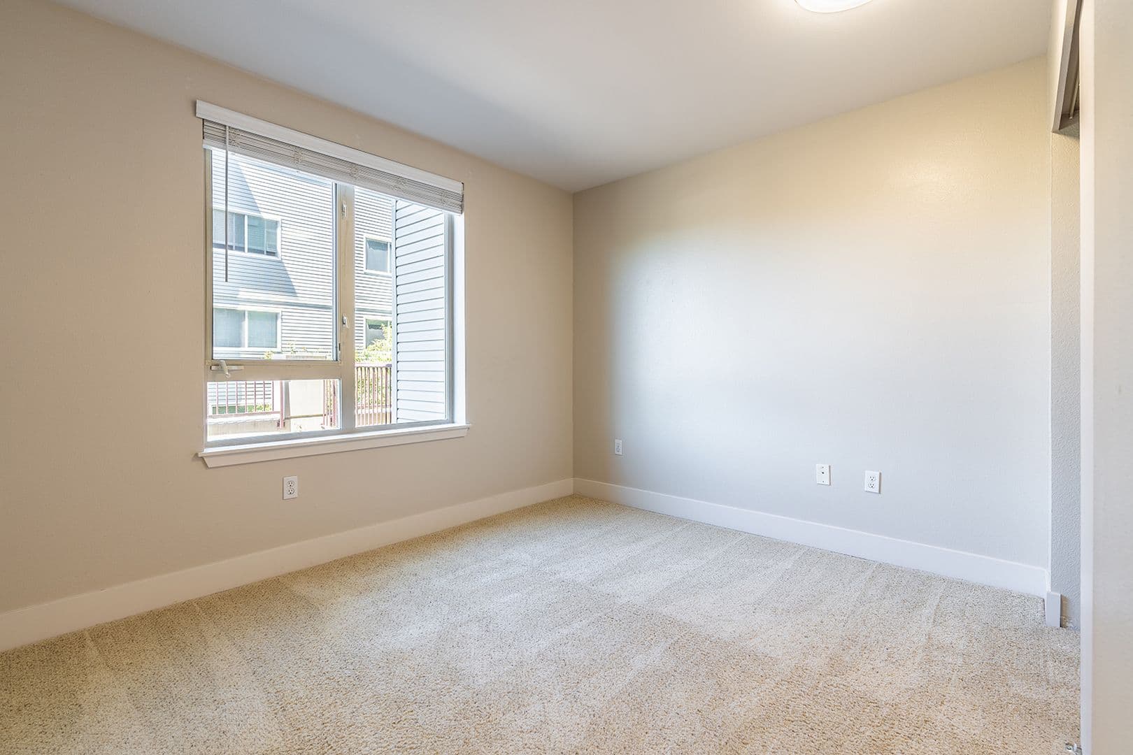Seattle Apartment: 402 22nd Ave S