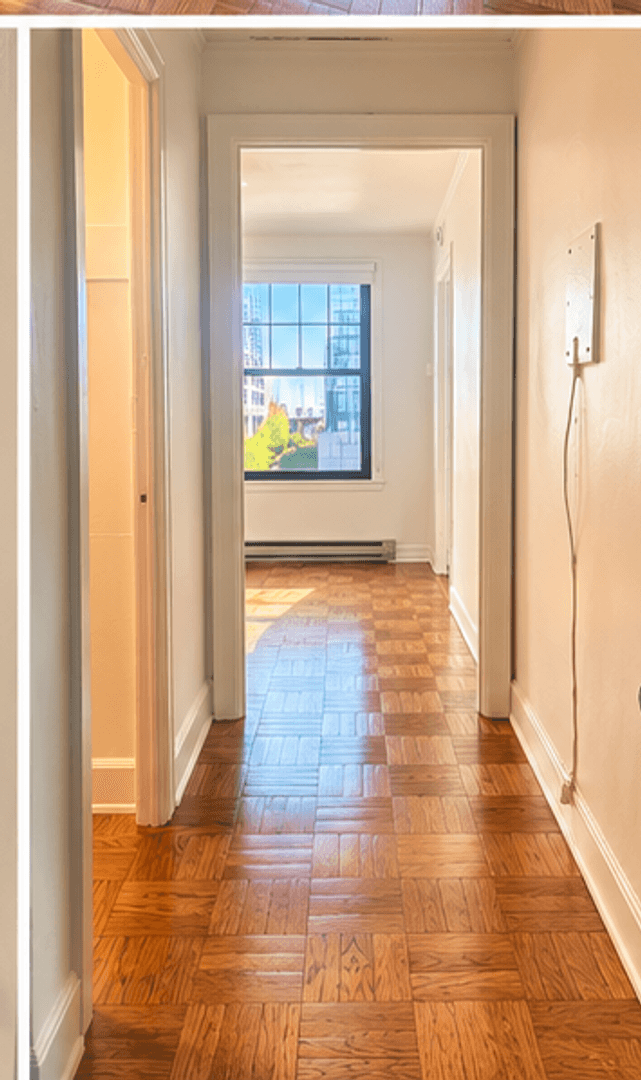 Seattle Apartment: 1305 NE 43rd St