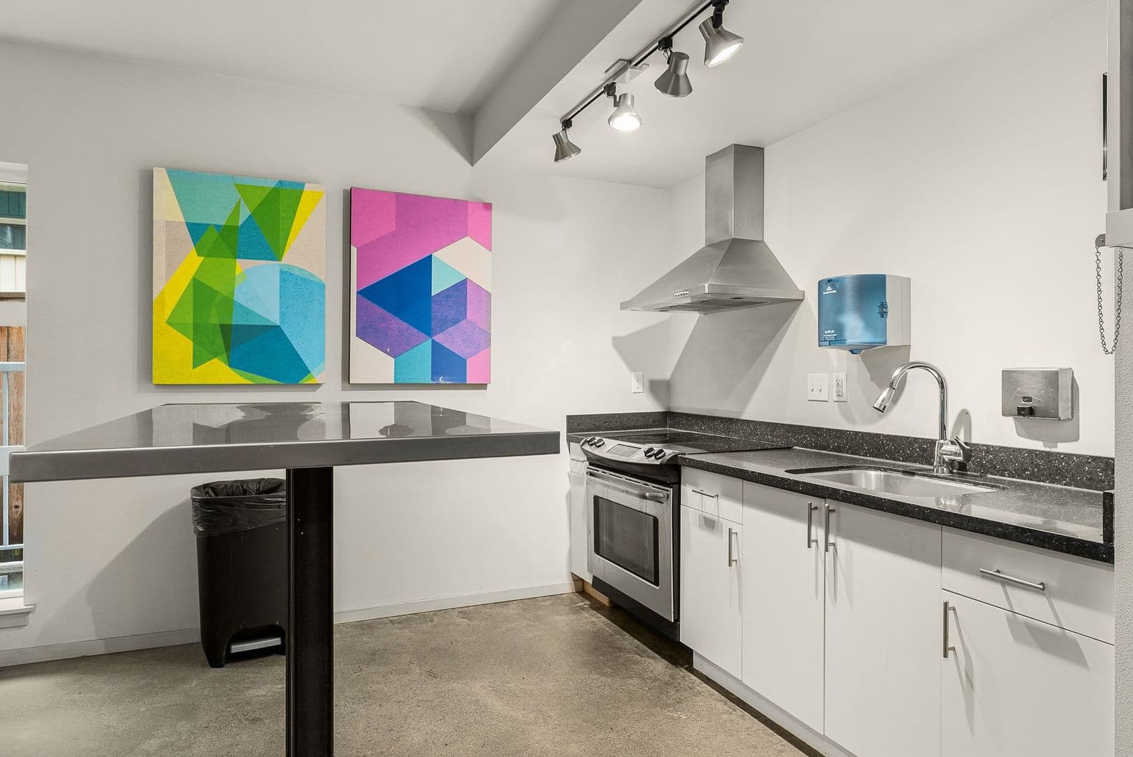 Seattle Apartment: 422 11th Ave E