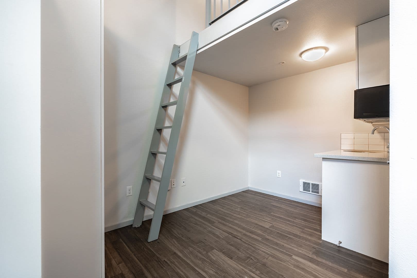 Seattle Apartment: 422 11th Ave E