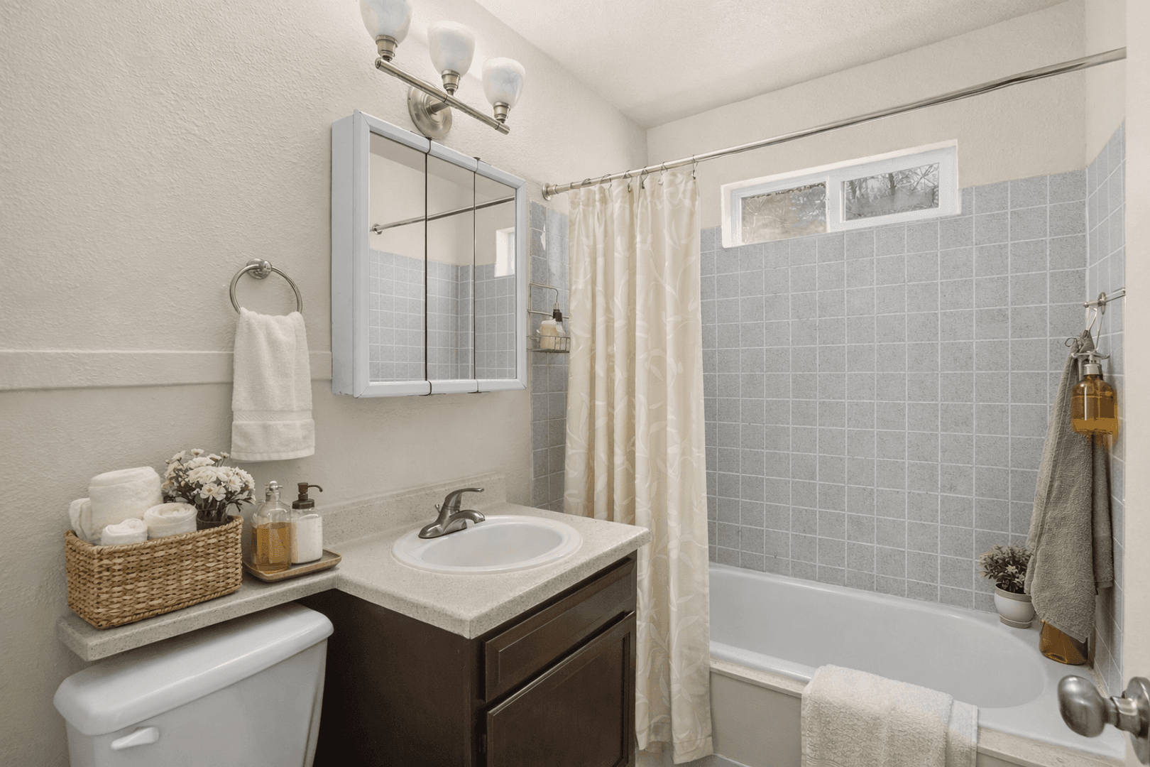 Lakewood Apartment: 8333 32nd Ave S