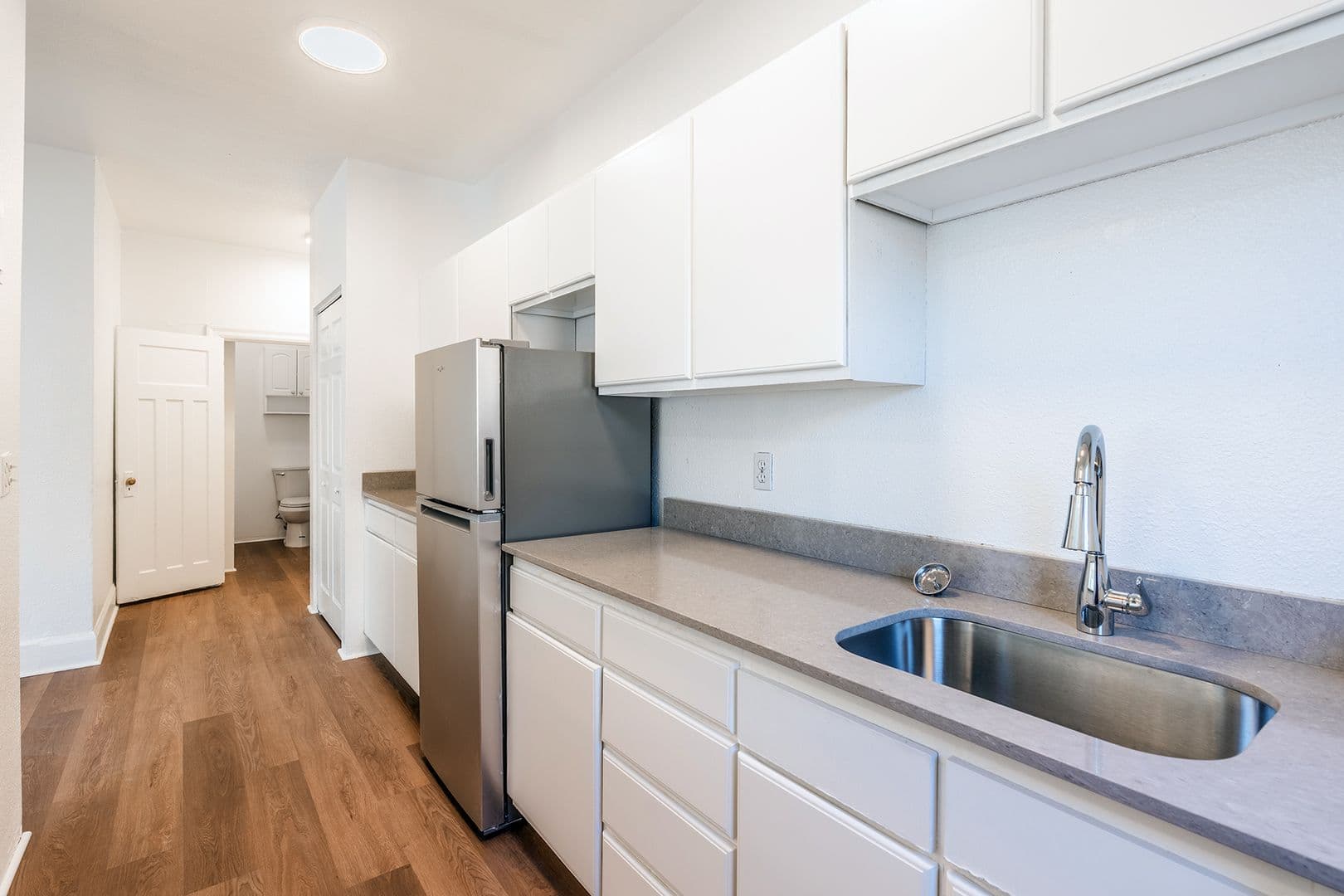 Seattle Apartment: 527 Eastlake Ave E