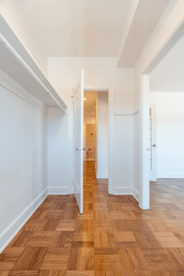 Seattle Apartment: 1305 NE 43rd St