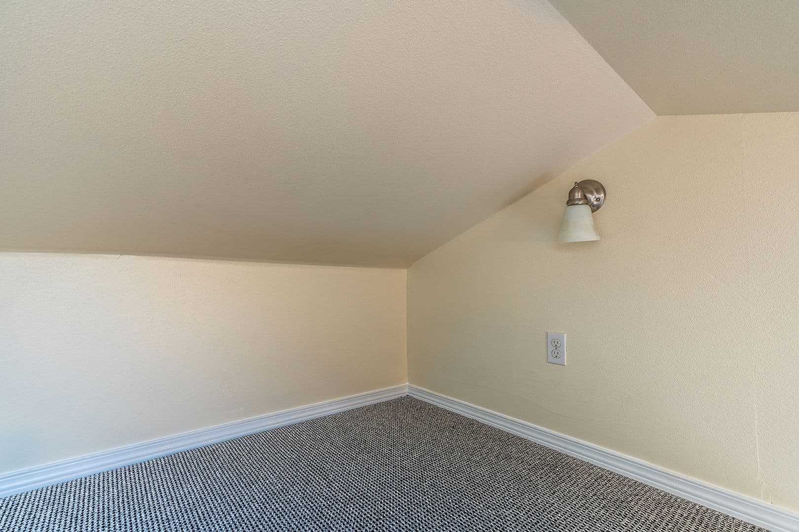 Seattle Apartment: 310 17th Ave S