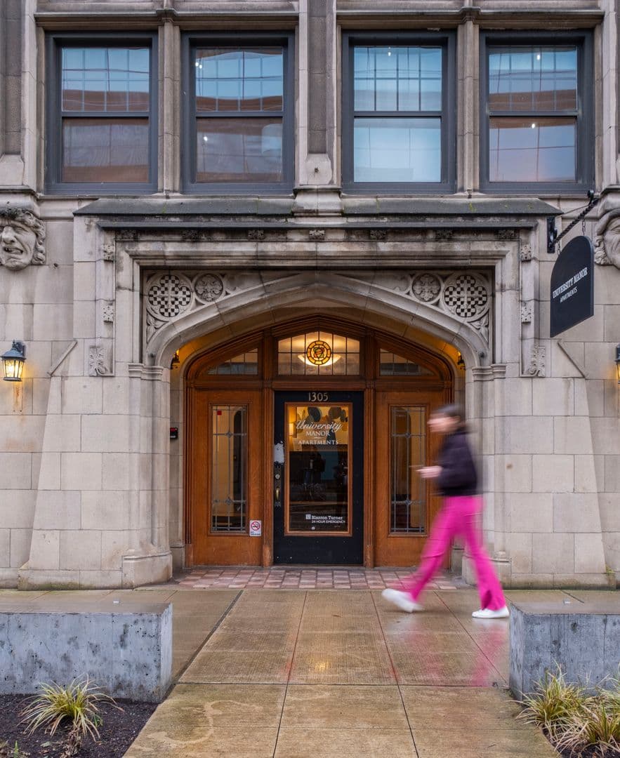 Seattle Apartment: 1305 NE 43rd St