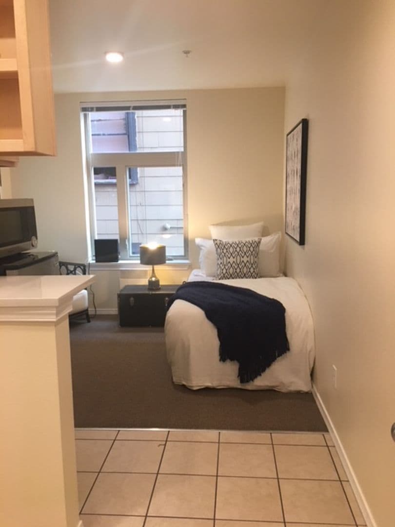 Seattle Apartment: 1728 Summit Ave