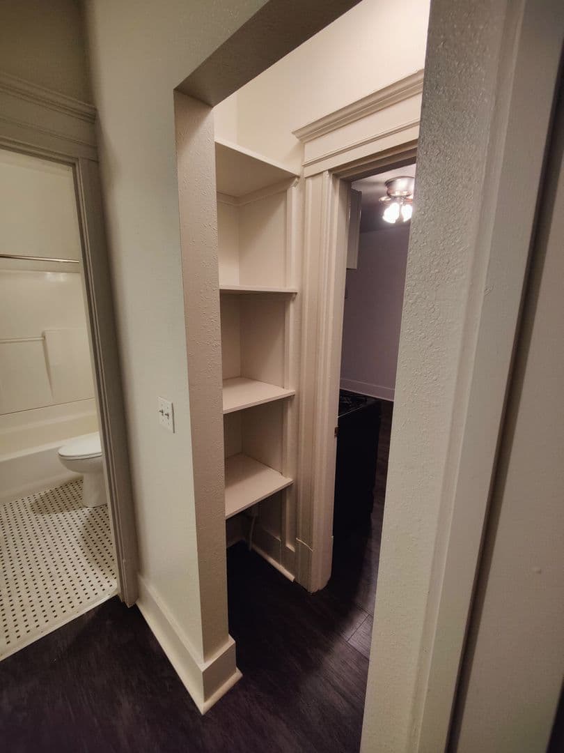 Seattle Apartment: 1723 Summit Ave