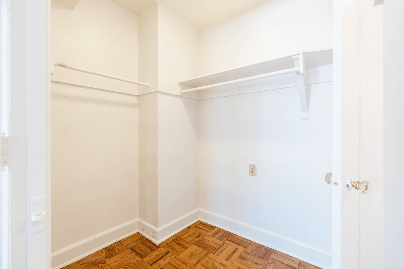 Seattle Apartment: 1305 NE 43rd St
