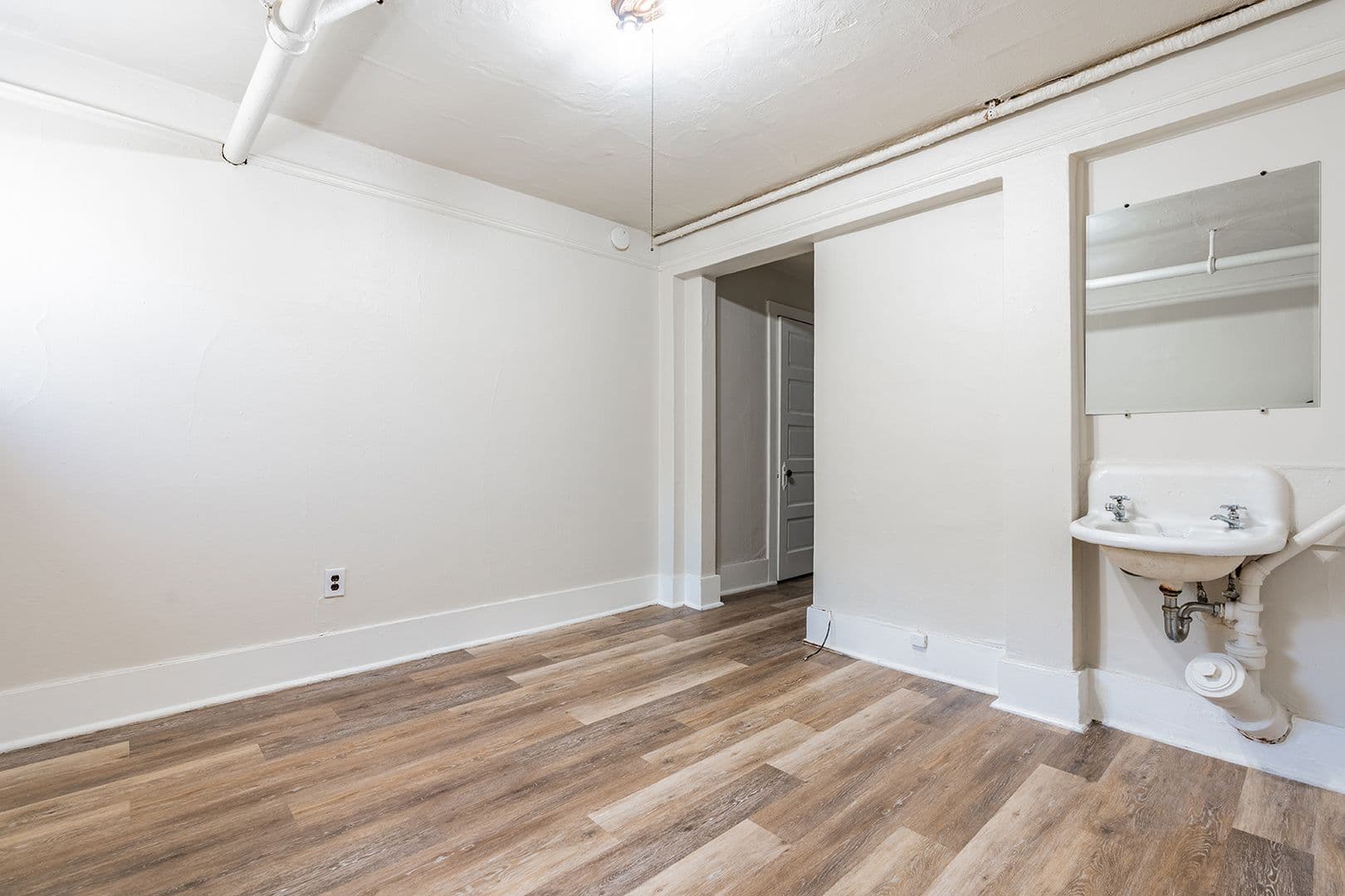 Seattle Apartment: 1625 E Madison St